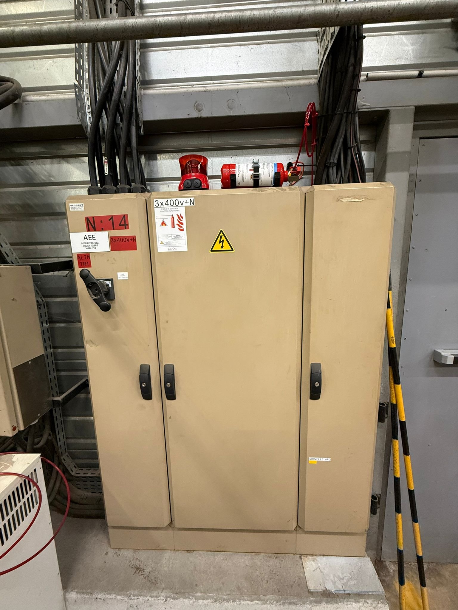 Protection incendie Reflexofeu dans une armoire électrique industrielle IP55