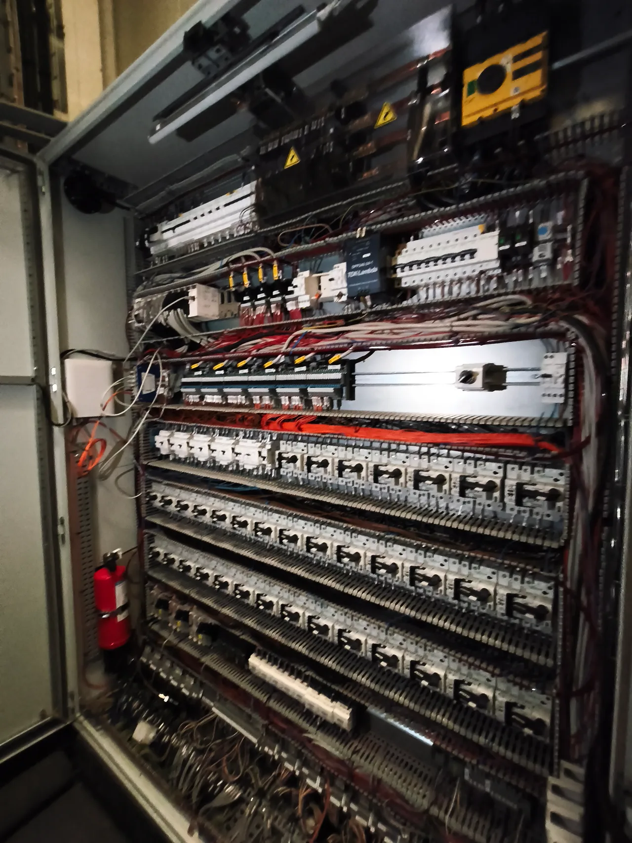 Armoire électrique sans goulottes