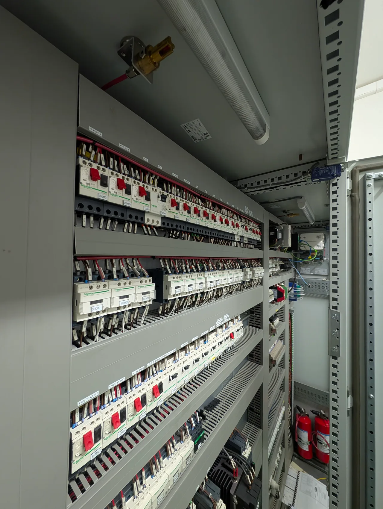 tube de détection fixé sous les goulottes avec tête sprinkleur centrale