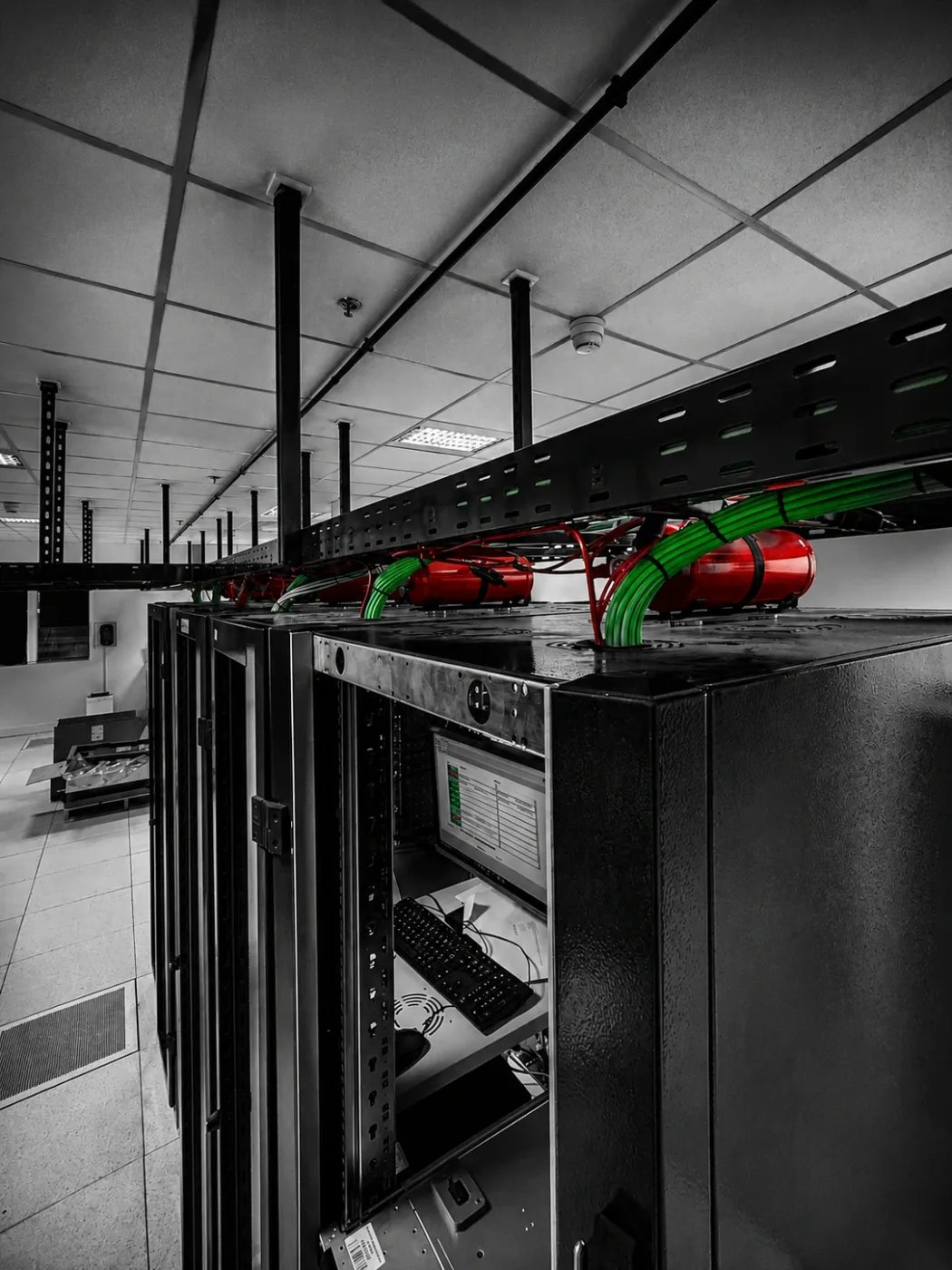 Cylindres Reflexofeu installés au-dessus de baies serveurs dans une salle informatique